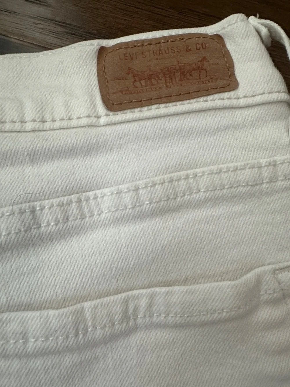Levi's 512 Perfectly Slimming Women’s Sz 8Cream Denim Bermuda Shorts ✨